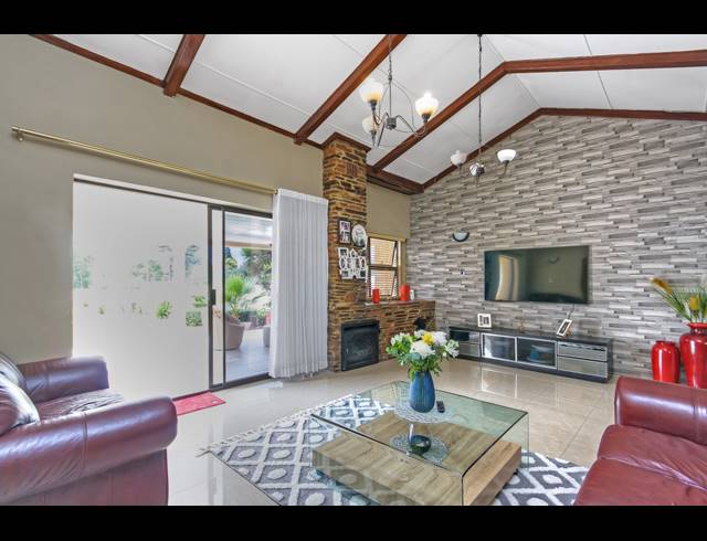 4 BEDROOM FREEHOLD FOR SALE IN BRAMLEY